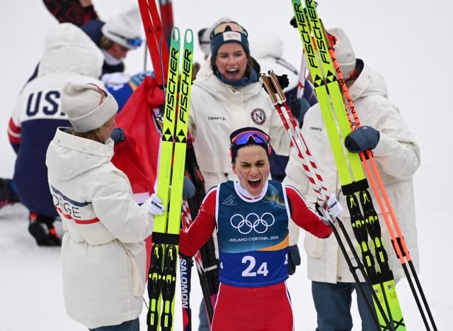 (260214) -- TESERO, Feb. 14, 2026 (Xinhua) -- Athletes of Norway celebrate after the cross-country skiing women's 4x7.5km relay match at the Milan-Cortina 2026 Olympic Winter Games in Tesero, Italy, Feb. 14, 2026. (Xinhua/He Canling)