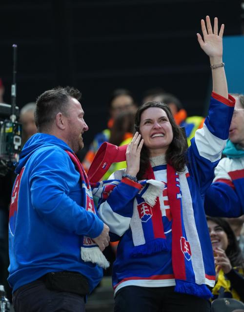 (260214) -- MILAN, Feb. 14, 2026 (Xinhua) -- A fan of Slovakia proposes to his girlfriend during the ice hockey men's preliminary round group B match between Sweden and Slovakia of the Milan-Cortina 2026 Olympic Winter Games in Milan, Italy, Feb. 14, 2026. (Xinhua/Tao Xiyi)