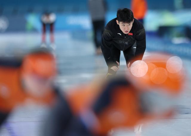 (260214) -- MILAN, Feb. 14, 2026 (Xinhua) -- Xue Zhiwen of China is seen before the speed skating men's 500m at the Milan-Cortina 2026 Olympic Winter Games in Milan, Italy, Feb. 14, 2026. (Xinhua/Li Jing)