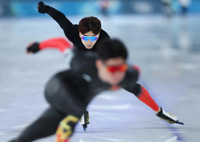 (260214) -- MILAN, Feb. 14, 2026 (Xinhua) -- Gao Tingyu (back) of China warms up before the speed skating men's 500m at the Milan-Cortina 2026 Olympic Winter Games in Milan, Italy, Feb. 14, 2026. (Xinhua/Li Jing)