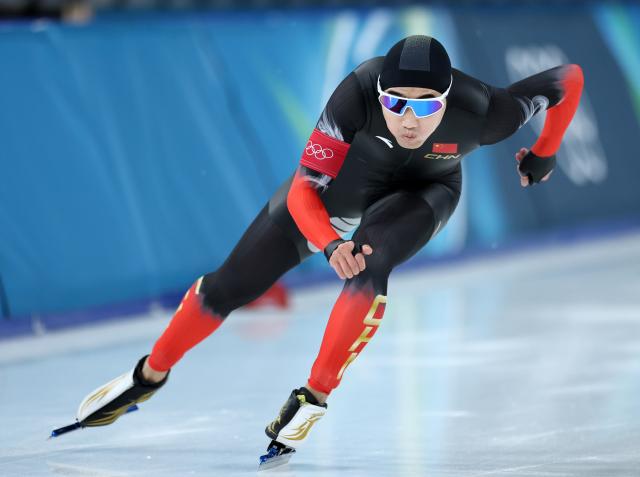 (260214) -- MILAN, Feb. 14, 2026 (Xinhua) -- Gao Tingyu of China competes during the speed skating men's 500m match at the Milan-Cortina 2026 Olympic Winter Games in Milan, Italy, Feb. 14, 2026. (Xinhua/Li Jing)