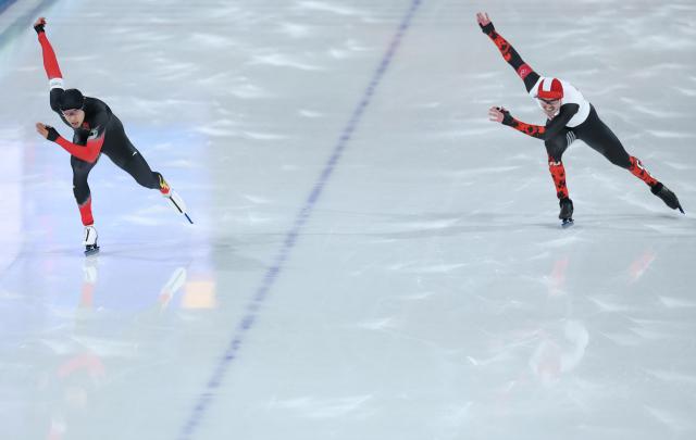 (260214) -- MILAN, Feb. 14, 2026 (Xinhua) -- Lian Ziwen (L) of China competes during the speed skating men's 500m match at the Milan-Cortina 2026 Olympic Winter Games in Milan, Italy, Feb. 14, 2026. (Xinhua/Li Jing)