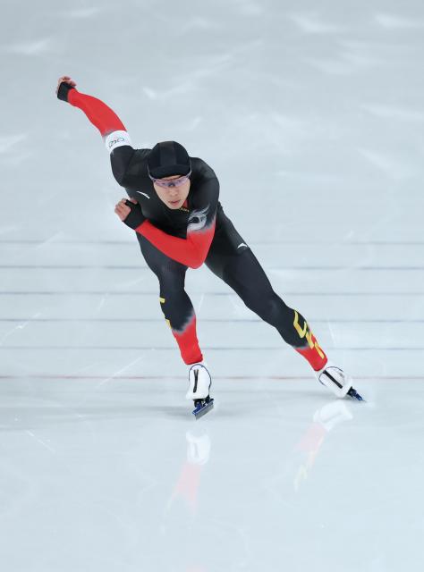 (260214) -- MILAN, Feb. 14, 2026 (Xinhua) -- Lian Ziwen of China competes during the speed skating men's 500m match at the Milan-Cortina 2026 Olympic Winter Games in Milan, Italy, Feb. 14, 2026. (Xinhua/Li Jing)