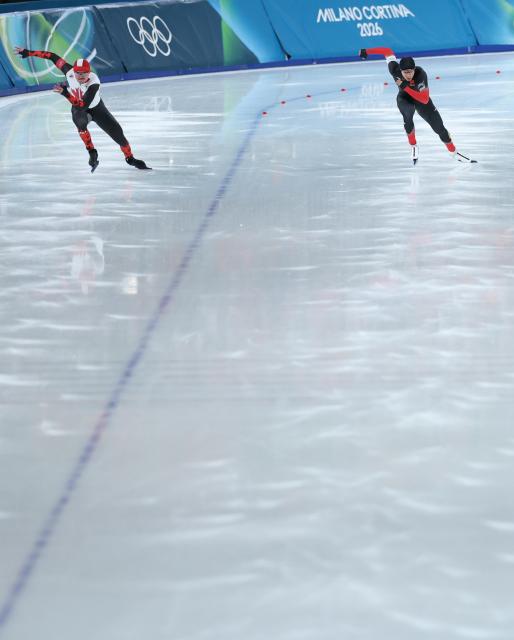 (260214) -- MILAN, Feb. 14, 2026 (Xinhua) -- Lian Ziwen (R) of China competes during the speed skating men's 500m match at the Milan-Cortina 2026 Olympic Winter Games in Milan, Italy, Feb. 14, 2026. (Xinhua/Li Jing)