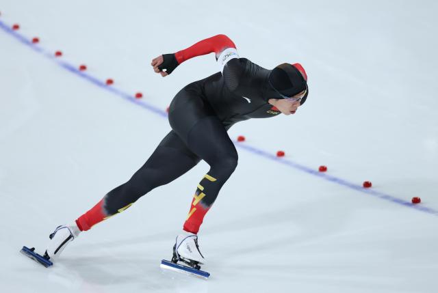 (260214) -- MILAN, Feb. 14, 2026 (Xinhua) -- Lian Ziwen of China competes during the speed skating men's 500m match at the Milan-Cortina 2026 Olympic Winter Games in Milan, Italy, Feb. 14, 2026. (Xinhua/Li Jing)