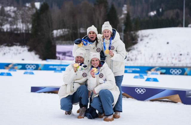 (260214) -- TESERO, Feb. 14, 2026 (Xinhua) -- Kristin Austgulen Fosnaes, Astrid Oeyre Slind, Karoline Simpson-Larsen and Heidi Weng of Norway pose for photos during the awarding ceremony of the cross-country skiing women's 4x7.5km relay match at the Milan-Cortina 2026 Olympic Winter Games in Tesero, Italy, Feb. 14, 2026. (Xinhua/Peng Ziyang)