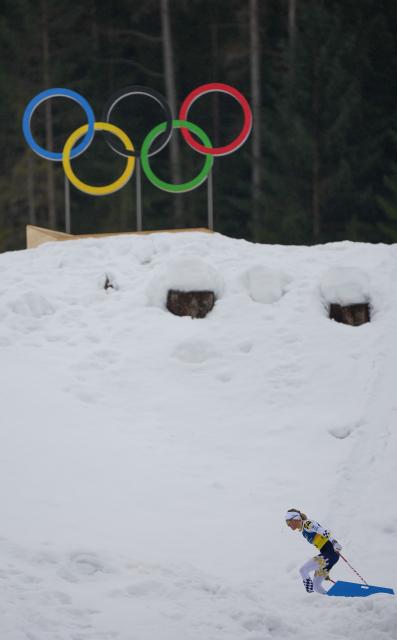 (260214) -- TESERO, Feb. 14, 2026 (Xinhua) -- Frida Karlsson of Sweden competes during the cross-country skiing women's 4x7.5km relay match at the Milan-Cortina 2026 Olympic Winter Games in Tesero, Italy, Feb. 14, 2026. (Xinhua/Peng Ziyang)