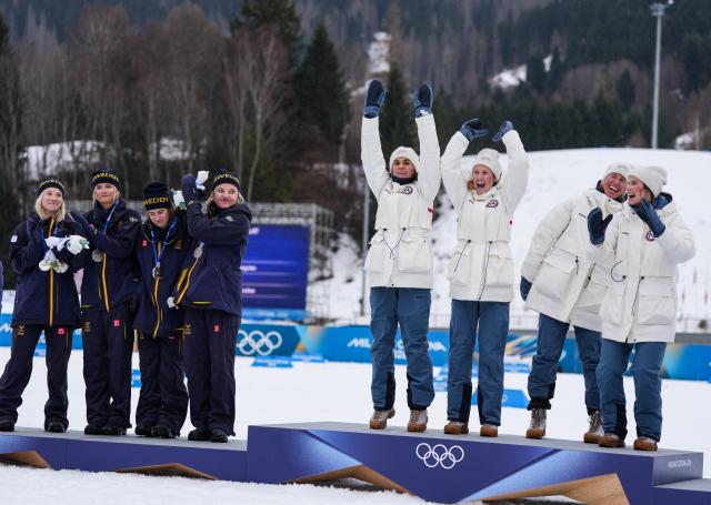 (260214) -- TESERO, Feb. 14, 2026 (Xinhua) -- Kristin Austgulen Fosnaes, Astrid Oeyre Slind, Karoline Simpson-Larsen and Heidi Weng of Norway, and Linn Svahn, Ebba Andersson, Frida Karlsson and Jonna Sundling of Sweden attend the awarding ceremony of the cross-country skiing women's 4x7.5km relay match at the Milan-Cortina 2026 Olympic Winter Games in Tesero, Italy, Feb. 14, 2026. (Xinhua/Peng Ziyang)