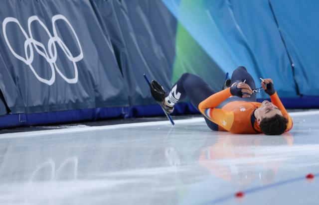 (260214) -- MILAN, Feb. 14, 2026 (Xinhua) -- Jenning de Boo of the Netherlands reacts after the speed skating men's 500m final at the Milan-Cortina 2026 Olympic Winter Games in Milan, Italy, Feb. 14, 2026. (Xinhua/Du Xiaoyi)