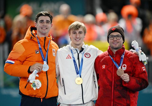 (260214) -- MILAN, Feb. 14, 2026 (Xinhua) -- Gold medalist Jordan Stolz (C) of the United States, silver medalist Jenning de Boo (L) of the Netherlands, and bronze medalist Laurent Dubreuil of Canada pose for photos during the awarding ceremony of the speed skating men's 500m final at the Milan-Cortina 2026 Olympic Winter Games in Milan, Italy, Feb. 14, 2026. (Xinhua/Wu Wei)
