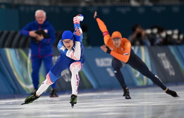 (260214) -- MILAN, Feb. 14, 2026 (Xinhua) -- Jordan Stolz (L) of the United States competes during the speed skating men's 500m final at the Milan-Cortina 2026 Olympic Winter Games in Milan, Italy, Feb. 14, 2026. (Xinhua/Wu Wei)