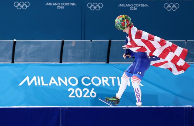 (260214) -- MILAN, Feb. 14, 2026 (Xinhua) -- Jordan Stolz of the United States celebrates after the speed skating men's 500m final at the Milan-Cortina 2026 Olympic Winter Games in Milan, Italy, Feb. 14, 2026. (Xinhua/Du Xiaoyi)