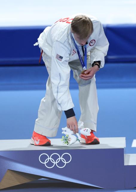 (260214) -- MILAN, Feb. 14, 2026 (Xinhua) -- Gold medalist Jordan Stolz of the United States attends the awarding ceremony of the speed skating men's 500m final at the Milan-Cortina 2026 Olympic Winter Games in Milan, Italy, Feb. 14, 2026. (Xinhua/Li Jing)