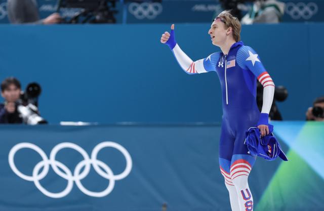(260214) -- MILAN, Feb. 14, 2026 (Xinhua) -- Jordan Stolz of the United States thumbs after the speed skating men's 500m final at the Milan-Cortina 2026 Olympic Winter Games in Milan, Italy, Feb. 14, 2026. (Xinhua/Du Xiaoyi)