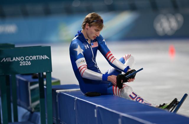 (260214) -- MILAN, Feb. 14, 2026 (Xinhua) -- Jordan Stolz of the United States takes off shoes after the speed skating men's 500m final at the Milan-Cortina 2026 Olympic Winter Games in Milan, Italy, Feb. 14, 2026. (Xinhua/Wu Wei)