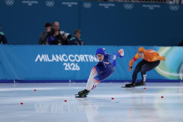 (260214) -- MILAN, Feb. 14, 2026 (Xinhua) -- Jordan Stolz (L) of the United States competes during the speed skating men's 500m final at the Milan-Cortina 2026 Olympic Winter Games in Milan, Italy, Feb. 14, 2026. (Xinhua/Du Xiaoyi)