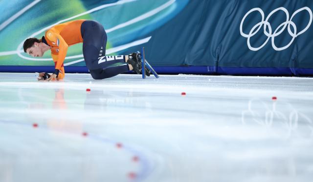(260214) -- MILAN, Feb. 14, 2026 (Xinhua) -- Jenning de Boo of the Netherlands reacts after the speed skating men's 500m final at the Milan-Cortina 2026 Olympic Winter Games in Milan, Italy, Feb. 14, 2026. (Xinhua/Li Jing)