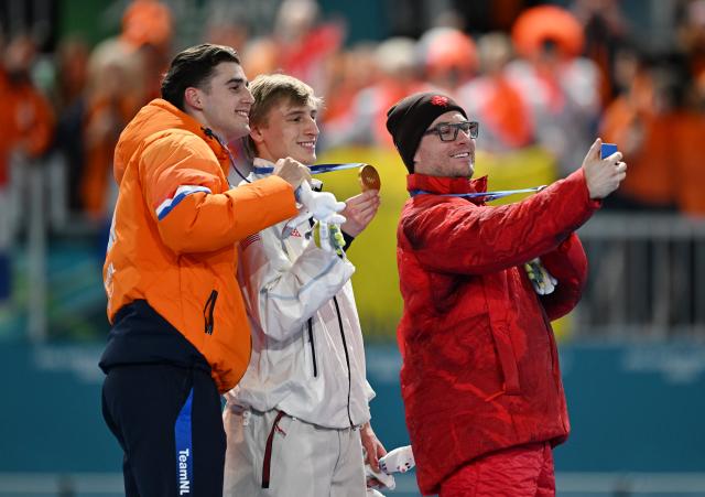 (260214) -- MILAN, Feb. 14, 2026 (Xinhua) -- Gold medalist Jordan Stolz (C) of the United States, silver medalist Jenning de Boo (L) of the Netherlands, and bronze medalist Laurent Dubreuil of Canada pose for photos during the awarding ceremony of the speed skating men's 500m final at the Milan-Cortina 2026 Olympic Winter Games in Milan, Italy, Feb. 14, 2026. (Xinhua/Wu Wei)