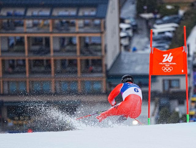(260214) -- BORMIO, Feb. 14, 2026 (Xinhua) -- Loic Meillard of Switzerland competes during the alpine skiing men's giant slalom run 2 at the Milan-Cortina 2026 Olympic Winter Games in Bormio, Italy, Feb. 14, 2026. (Xinhua/Yan Linyun)