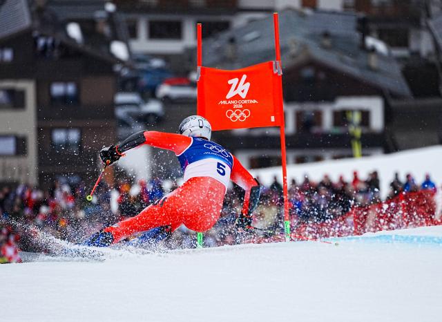 (260214) -- BORMIO, Feb. 14, 2026 (Xinhua) -- Marco Odermatt of Switzerland competes during the alpine skiing men's giant slalom run 2 at the Milan-Cortina 2026 Olympic Winter Games in Bormio, Italy, Feb. 14, 2026. (Xinhua/Yan Linyun)