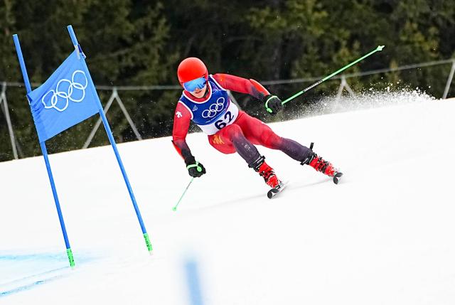 (260214) -- BORMIO, Feb. 14, 2026 (Xinhua) -- Liu Xiaochen of China competes during the alpine skiing men's giant slalom run 2 at the Milan-Cortina 2026 Olympic Winter Games in Bormio, Italy, Feb. 14, 2026. (Xinhua/Yan Linyun)