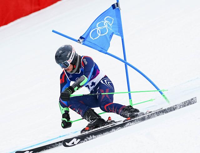 (260214) -- BORMIO, Feb. 14, 2026 (Xinhua) -- Yung Hau Tsuen Adrian of China's Hong Kong competes during the alpine skiing men's giant slalom run 2 at the Milan-Cortina 2026 Olympic Winter Games in Bormio, Italy, Feb. 14, 2026. (Xinhua/Yan Linyun)