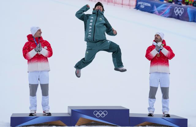 (260214) -- BORMIO, Feb. 14, 2026 (Xinhua) -- Gold medalist Lucas Pinheiro Braathen (C) of Brazil, silver medalist Marco Odermatt (L) of Switzerland, and bronze medalist Loic Meillard of Switzerland celebrate during the awarding ceremony of the alpine skiing men's giant slalom event at the Milan-Cortina 2026 Olympic Winter Games in Bormio, Italy, Feb. 14, 2026. (Xinhua/Hu Huhu)
