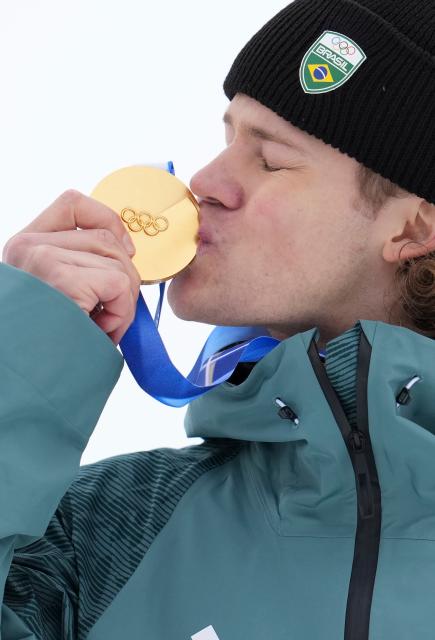 (260214) -- BORMIO, Feb. 14, 2026 (Xinhua) -- Gold medalist Lucas Pinheiro Braathen of Brazil kisses his medal during the awarding ceremony of the alpine skiing men's giant slalom event at the Milan-Cortina 2026 Olympic Winter Games in Bormio, Italy, Feb. 14, 2026. (Xinhua/Hu Huhu)