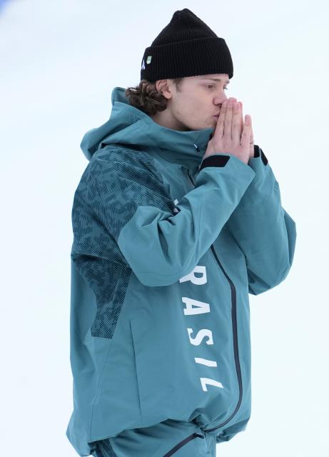 (260214) -- BORMIO, Feb. 14, 2026 (Xinhua) -- Lucas Pinheiro Braathen of Brazil reacts before the awarding ceremony of the alpine skiing men's giant slalom event at the Milan-Cortina 2026 Olympic Winter Games in Bormio, Italy, Feb. 14, 2026. (Xinhua/Hu Huhu)
