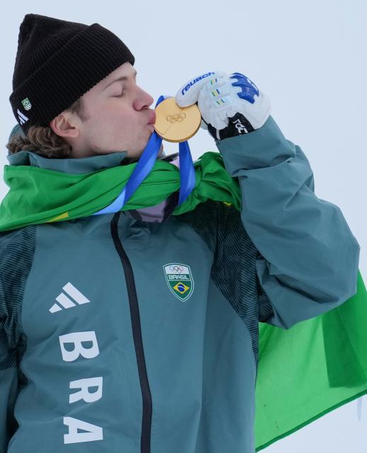(260214) -- BORMIO, Feb. 14, 2026 (Xinhua) -- Gold medalist Lucas Pinheiro Braathen of Brazil kisses his medal during the awarding ceremony of the alpine skiing men's giant slalom event at the Milan-Cortina 2026 Olympic Winter Games in Bormio, Italy, Feb. 14, 2026. (Xinhua/Hu Huhu)