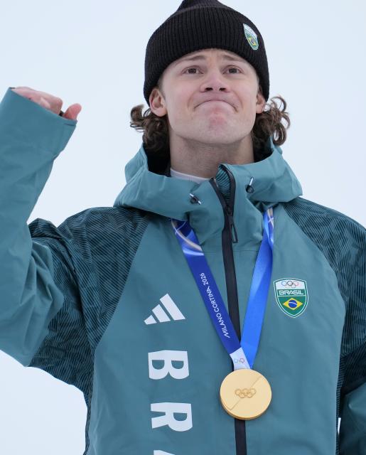 (260214) -- BORMIO, Feb. 14, 2026 (Xinhua) -- Gold medalist Lucas Pinheiro Braathen of Brazil celebrates during the awarding ceremony of the alpine skiing men's giant slalom event at the Milan-Cortina 2026 Olympic Winter Games in Bormio, Italy, Feb. 14, 2026. (Xinhua/Hu Huhu)