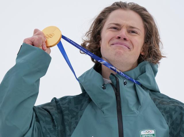 (260214) -- BORMIO, Feb. 14, 2026 (Xinhua) -- Gold medalist Lucas Pinheiro Braathen of Brazil celebrates during the awarding ceremony of the alpine skiing men's giant slalom event at the Milan-Cortina 2026 Olympic Winter Games in Bormio, Italy, Feb. 14, 2026. (Xinhua/Hu Huhu)