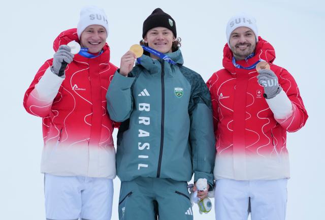 (260214) -- BORMIO, Feb. 14, 2026 (Xinhua) -- Gold medalist Lucas Pinheiro Braathen (C) of Brazil, silver medalist Marco Odermatt (L) of Switzerland, and bronze medalist Loic Meillard of Switzerland pose for photos during the awarding ceremony of the alpine skiing men's giant slalom event at the Milan-Cortina 2026 Olympic Winter Games in Bormio, Italy, Feb. 14, 2026. (Xinhua/Hu Huhu)