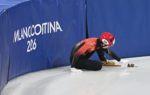 (260214) -- MILAN, Feb. 14, 2026 (Xinhua) -- Lin Xiaojun of China falls during the short track speed skating men's 1500m quarterfinal at the Milan-Cortina 2026 Olympic Winter Games in Milan, Italy, Feb. 14, 2026. (Xinhua/Xue Yuge)