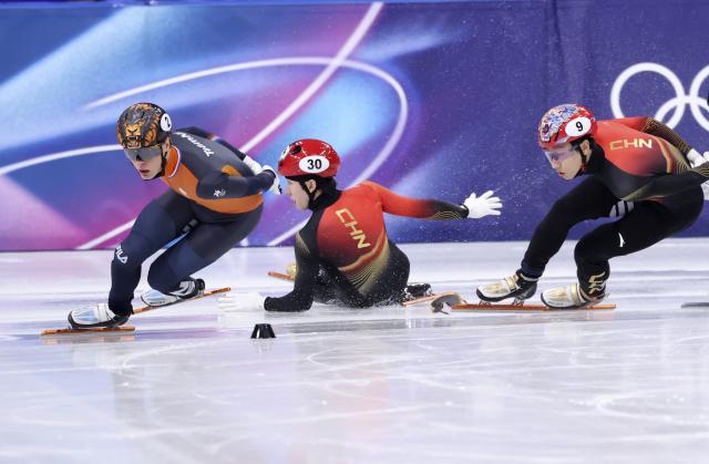 (260214) -- MILAN, Feb. 14, 2026 (Xinhua) -- Lin Xiaojun (C) of China falls during the short track speed skating men's 1500m quarterfinal at the Milan-Cortina 2026 Olympic Winter Games in Milan, Italy, Feb. 14, 2026. (Xinhua/Chen Yichen)