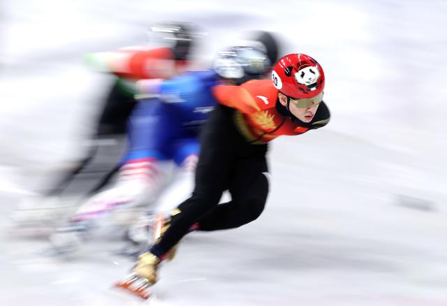 (260214) -- MILAN, Feb. 14, 2026 (Xinhua) -- Lin Xiaojun of China competes during the short track speed skating men's 1500m quarterfinal at the Milan-Cortina 2026 Olympic Winter Games in Milan, Italy, Feb. 14, 2026. (Xinhua/Chen Yichen)
