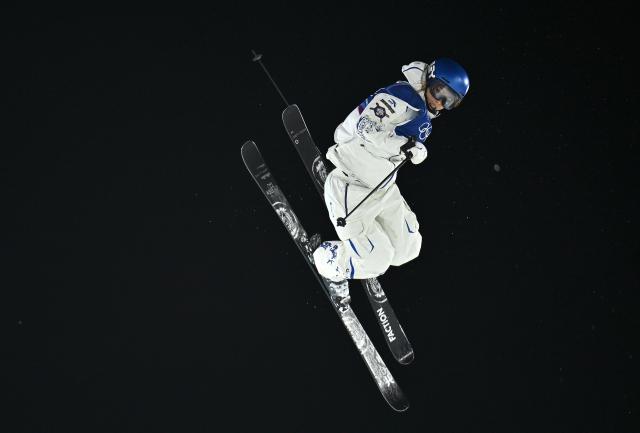(260214) -- LIVIGNO, Feb. 14, 2026 (Xinhua) -- Gu Ailing of China competes during the free skiing women's freeski big air qualification at the Milan-Cortina 2026 Olympic Winter Games in Livigno, Italy, Feb. 14, 2026. (Xinhua/Zhang Hongxiang)