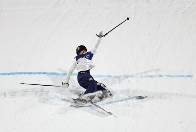 (260214) -- LIVIGNO, Feb. 14, 2026 (Xinhua) -- Rell Harwood of the United States falls during the free skiing women's freeski big air qualification at the Milan-Cortina 2026 Olympic Winter Games in Livigno, Italy, Feb. 14, 2026. (Xinhua/Wang Peng)