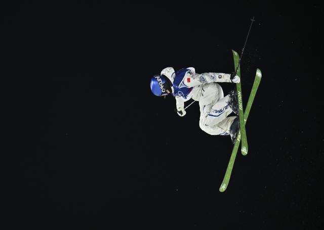 (260214) -- LIVIGNO, Feb. 14, 2026 (Xinhua) -- Gu Ailing of China competes during the free skiing women's freeski big air qualification at the Milan-Cortina 2026 Olympic Winter Games in Livigno, Italy, Feb. 14, 2026. (Xinhua/Zhang Hongxiang)