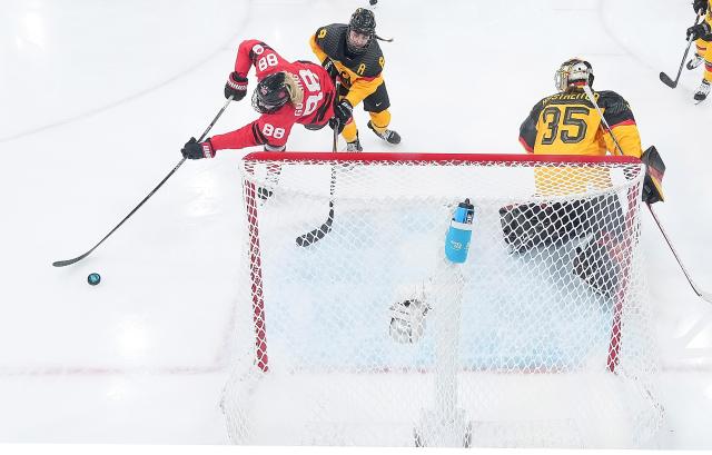 (260214) -- MILAN, Feb. 14, 2026 (Xinhua) -- Julia Gosling (1st L) of Canada shoots during the ice hockey women's play-offs quarterfinal between Canada and Germany at the Milan-Cortina 2026 Olympic Winter Games in Milan, Italy, Feb. 14, 2026. (Xinhua/Sun Fei)