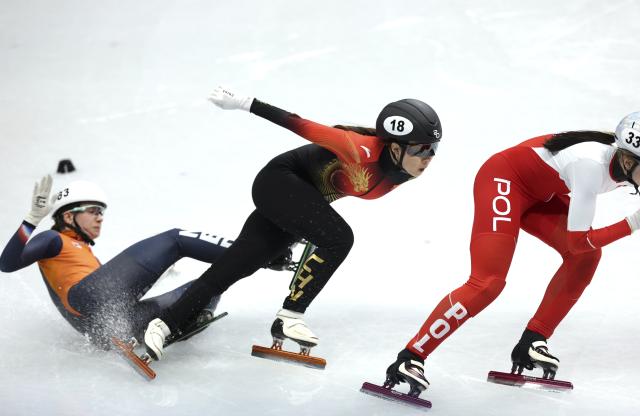 (260214) -- MILAN, Feb. 14, 2026 (Xinhua) -- Gong Li (C) of China competes during the short track speed skating women's 1000m heat 3 at the Milan-Cortina 2026 Olympic Winter Games in Milan, Italy, Feb. 14, 2026. (Xinhua/Li Ming)