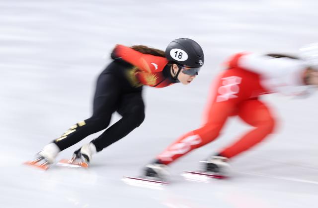 (260214) -- MILAN, Feb. 14, 2026 (Xinhua) -- Gong Li of China competes during the short track speed skating women's 1000m heat 3 at the Milan-Cortina 2026 Olympic Winter Games in Milan, Italy, Feb. 14, 2026. (Xinhua/Chen Yichen)