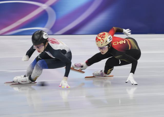 (260214) -- MILAN, Feb. 14, 2026 (Xinhua) -- Yang Jingru (R) of China competes during the short track speed skating women's 1000m heat 6 at the Milan-Cortina 2026 Olympic Winter Games in Milan, Italy, Feb. 14, 2026. (Xinhua/Xue Yuge)