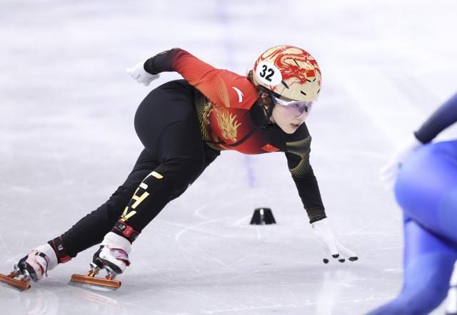 (260214) -- MILAN, Feb. 14, 2026 (Xinhua) -- Yang Jingru of China competes during the short track speed skating women's 1000m heat 6 at the Milan-Cortina 2026 Olympic Winter Games in Milan, Italy, Feb. 14, 2026. (Xinhua/Chen Yichen)
