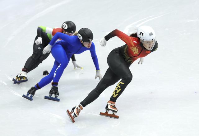 (260214) -- MILAN, Feb. 14, 2026 (Xinhua) -- Zhang Chutong (R) of China competes during the short track speed skating women's 1000m heat 4 at the Milan-Cortina 2026 Olympic Winter Games in Milan, Italy, Feb. 14, 2026. (Xinhua/Li Ming)