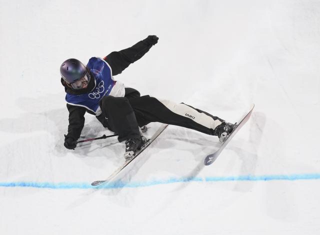 (260214) -- LIVIGNO, Feb. 14, 2026 (Xinhua) -- Liu Mengting of China falls during the free skiing women's freeski big air qualification at the Milan-Cortina 2026 Olympic Winter Games in Livigno, Italy, Feb. 14, 2026. (Xinhua/Hu Chao)