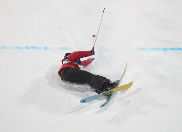 (260214) -- LIVIGNO, Feb. 14, 2026 (Xinhua) -- Yang Ruyi of China falls during the free skiing women's freeski big air qualification at the Milan-Cortina 2026 Olympic Winter Games in Livigno, Italy, Feb. 14, 2026. (Xinhua/Hu Chao)