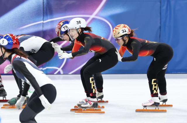 (260214) -- MILAN, Feb. 14, 2026 (Xinhua) -- Wang Xinran (2nd R) and Yang Jingru (1st R) of China compete during the short track speed skating women's 3000m relay semifinal at the Milan-Cortina 2026 Olympic Winter Games in Milan, Italy, Feb. 14, 2026. (Xinhua/Li Ming)