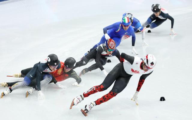 (260214) -- MILAN, Feb. 14, 2026 (Xinhua) -- Liu Shaoang (2nd L) of China falls during the short track speed skating men's 1500m semifinal at the Milan-Cortina 2026 Olympic Winter Games in Milan, Italy, Feb. 14, 2026. (Xinhua/Li Ming)