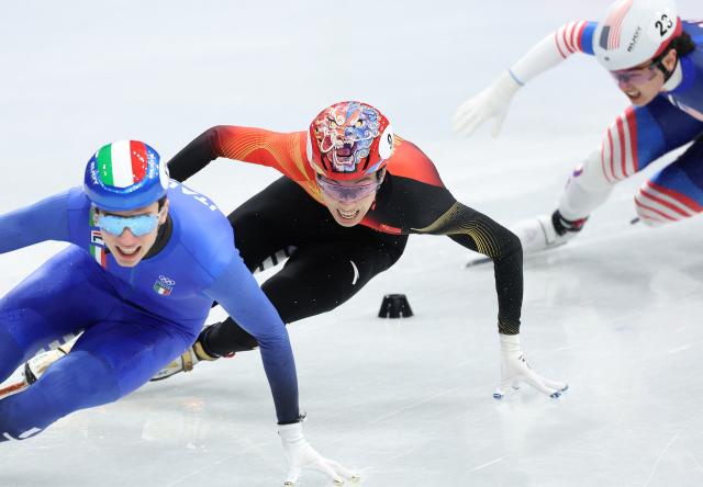 (260214) -- MILAN, Feb. 14, 2026 (Xinhua) -- Sun Long (C) of China competes during the short track speed skating men's 1500m semifinal at the Milan-Cortina 2026 Olympic Winter Games in Milan, Italy, Feb. 14, 2026. (Xinhua/Li Ming)